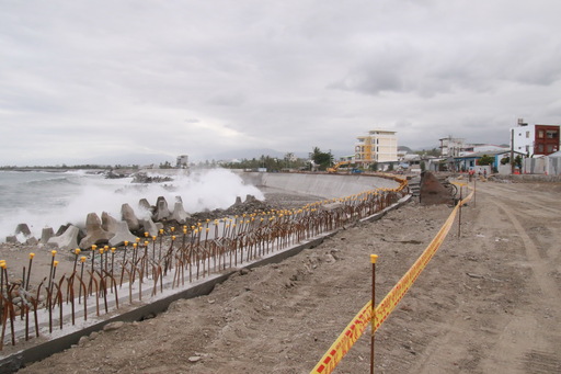 臺東縣王志輝副縣長21日視察東56線及富岡海堤災修工程 希加強巡視確保民眾生命財產安全