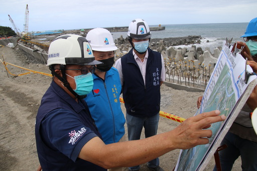 臺東縣王志輝副縣長21日視察東56線及富岡海堤災修工程 希加強巡視確保民眾生命財產安全