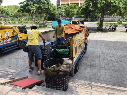 威力搬家貨運公司協助將滿滿的愛心電腦設備裝上車