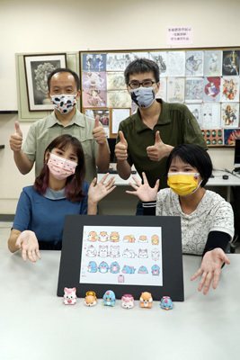 大葉大學多媒體學程江家慶老師(後排右)、陳志隆老師(後排左)肯定廖芳瑋(前排左)、戴妘芳(前排右)的幸福公仔