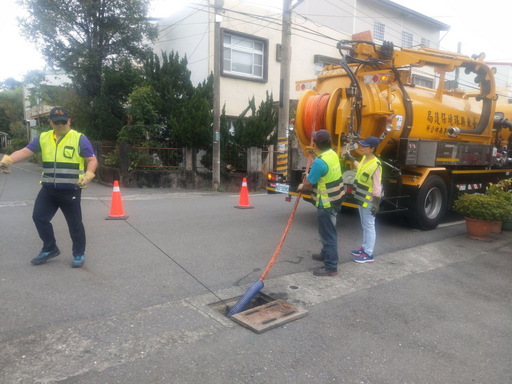 颱風前臺東縣各鄉鎮出動清溝車 饒慶鈴:即時清淤 確實防颱超前部署
