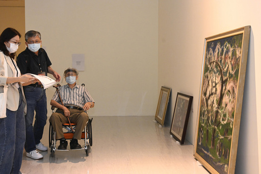 「取色賦形.捨像傳神-陳銀輝90藝術歷程」展覽佈展情形,左起策展人劉碧旭、廖仁義及藝術家陳銀輝