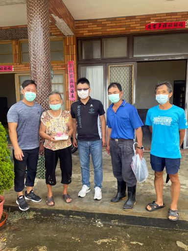 水尾社區持續為長者送餐，並運用在地食材開發了一款粉紅歐式麵包，大獲好評。興大園藝系主任吳振發（中）、水尾社區梁清文里長（左1）一同送餐。