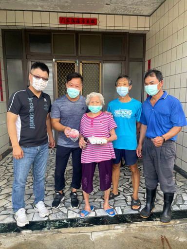 水尾社區持續為長者送餐，並運用在地食材開發了一款粉紅歐式麵包，大獲好評。興大園藝系主任吳振發（左1）、水尾社區梁清文里長（左2）一同送餐。