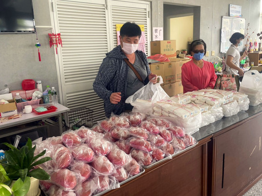 水尾社區持續為長者送餐，並運用在地食材開發了一款粉紅歐式麵包，大獲好評。