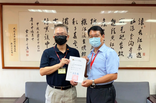 國立中央大學周景揚校長（左）頒發聘書給中大壢中李世峰校長（右），勉勵壢中團隊繼續為國家培育優質人才。