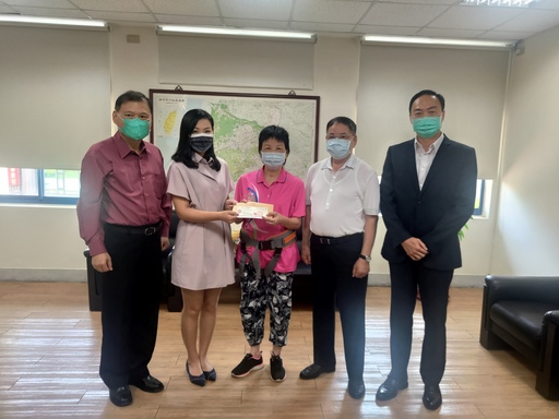 消防發展基金會致贈方總幹事30萬慰問金合影，(左起邱執行長昌其、高委員虹安、方總幹事桂琴、李局長世恭及鍾總隊長文煌)