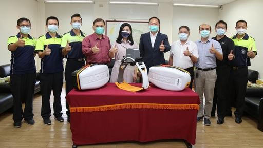 捐贈LUCAS3儀式合影，(左4起邱執行長昌其、高委員虹安、李局長世恭及鍾總隊長文煌)