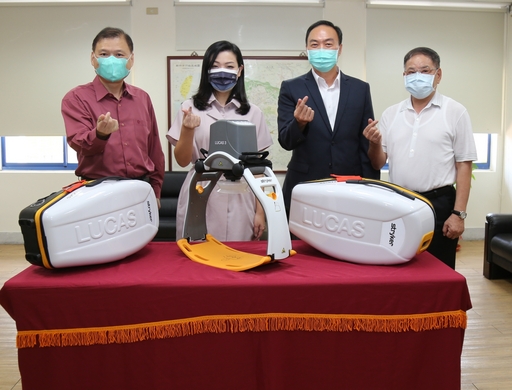 捐贈LUCAS3儀式合影，(左起邱執行長昌其、高委員虹安、李局長世恭及鍾總隊長文煌)