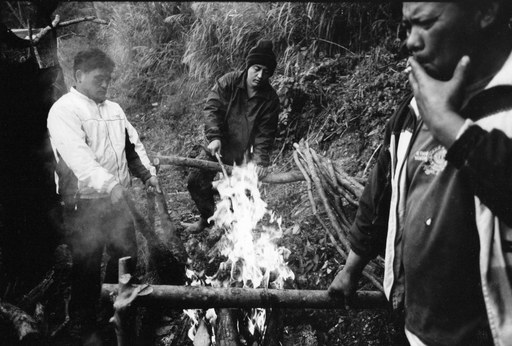 原住民族捕獲的獵物，通常都會用大火燒烤除毛，再放到木架上用煙燻除去水份，以便於攜帶跟保存。金成財《寂靜的槍聲》系列作品。