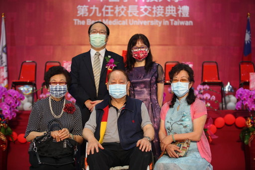 孫逸民校長八十高齡的父母親和丈母娘特地到校觀禮。