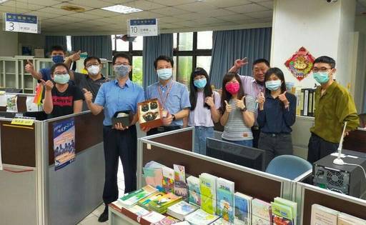 學務處舉辦泣奉華主任榮退聚會，由學務長張世熙(前排右5)致贈紀念品