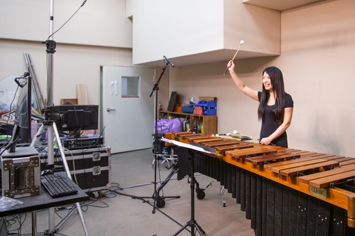 吳珮菁與學員介紹木琴演奏領域的各種技巧運用