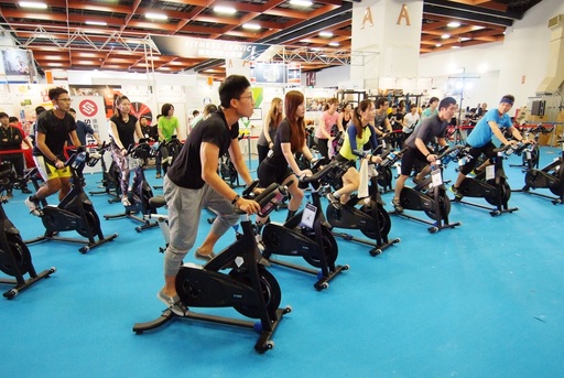 5.TaiSPO舞台區舉辦運動健身體驗課程讓民眾免費體驗各種運動課程。(貿協提供)