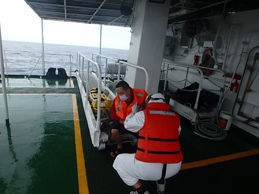 和星艦人員幫病患量測額溫、酒精消毒