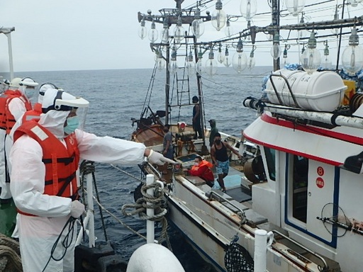 和星艦人員依防疫規定著防護衣，等待接駁救護人員