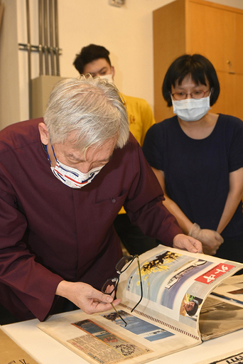 國美館館長暨席德進基金會董事長梁永斐檢視席德進剪貼簿資料