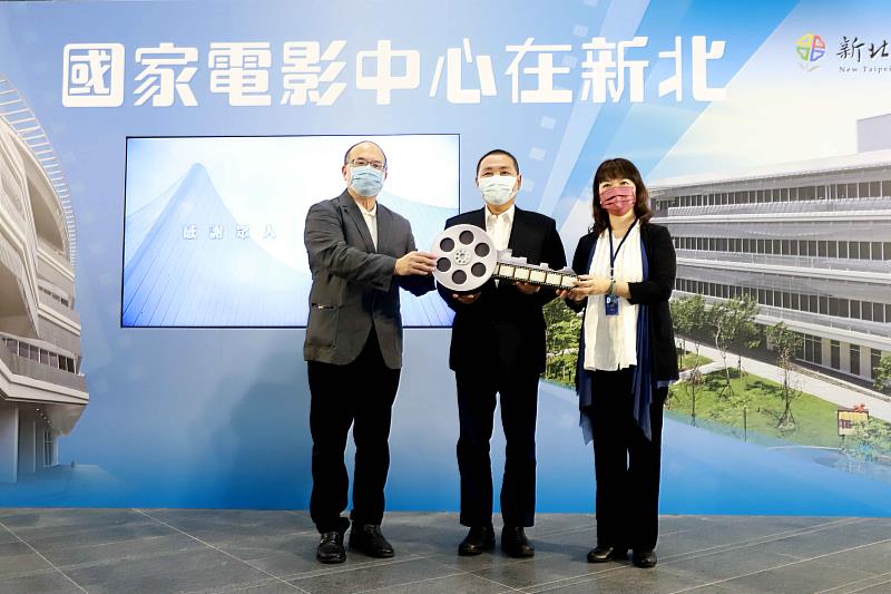 「國家電影及視聽文化中心新莊1期場館」今（5）日舉辦點交儀式(左起國家電影及視聽文化中心董事長藍祖蔚、新北市長侯友宜、文化部政務次長李靜慧）