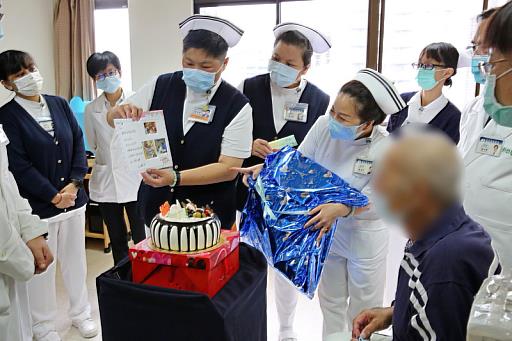 為慶祝順利出院和父親佳節，醫護團隊特別準備蛋糕、手寫卡片、復健踏步機，以及福慧珍粥、淨斯五穀粉和淨斯本草飲濃縮液……等出院禮。