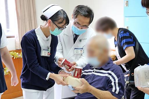 林欣榮院長致上祝福，感謝陳先生意志力堅強地戰勝病魔。