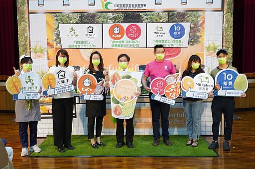 陳啓榮主任秘書與六大品牌出席沁涼鮮果行銷聯盟記者會
