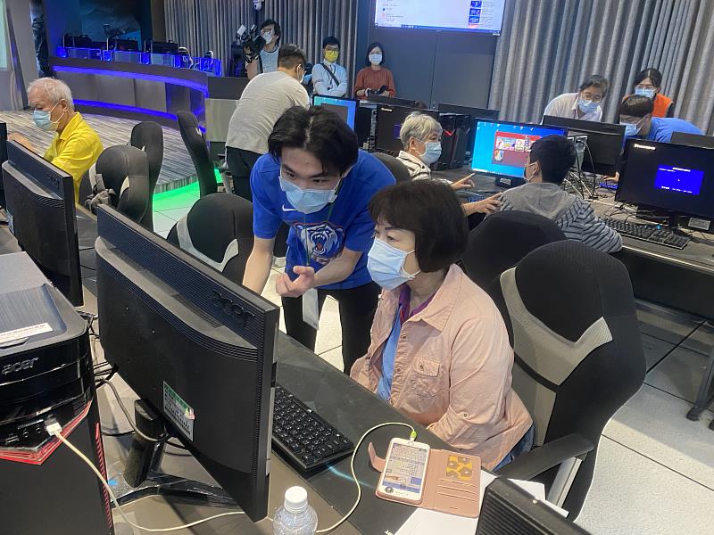 健行科大學生細心指導長輩