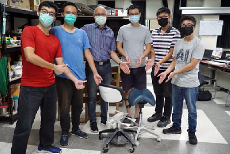 大葉大學工設系約翰蓋格教授(左三)、林聞賢老師(右三)帶領學生參與銳陽科技產學案