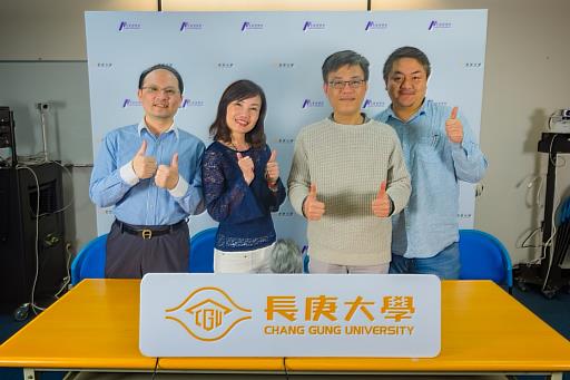 連心瑜老師(左二)與AI學士學位學程張賢宗主任(右一)、資工系陳仁暉主任(左一)、資管系廖耕億主任(右二)共同探討資訊領域。