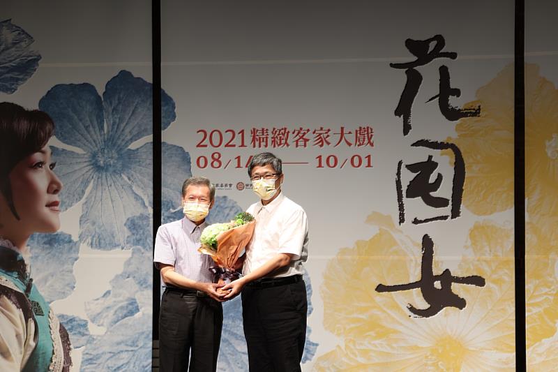 客委會主委楊長鎮獻花予榮興客家採茶劇團團長鄭榮興