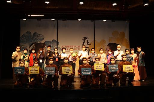 客委會主委楊長鎮、榮興客家採茶劇團團長鄭榮興、編劇王瓊玲教授與劇團演員共同合照