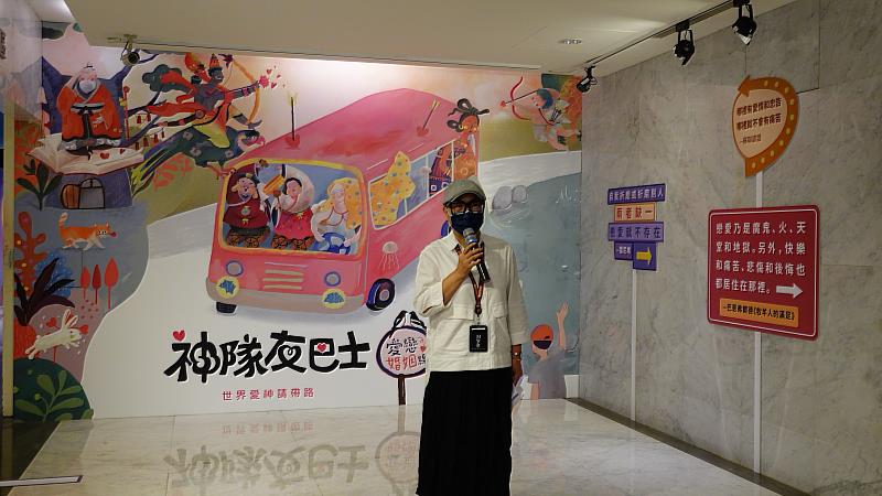 世界宗教博物館館長馬幼娟說明「神隊友巴士」特展緣起及核心精神。（圖由世界宗教博物館提供）
