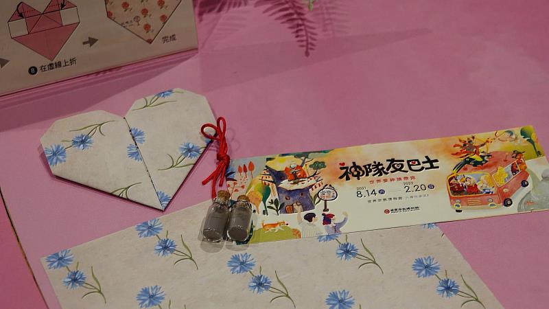 具有深深祝福之意的迎賓好禮，「月老姻緣紅線」與「護身金剛沙」。（圖由世界宗教博物館提供）