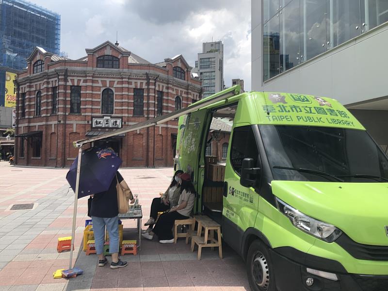 臺北市圖行動書車8/13至8/15在西門紅樓前方廣場供民眾體驗，填寫問卷可兌換造型口罩乙組