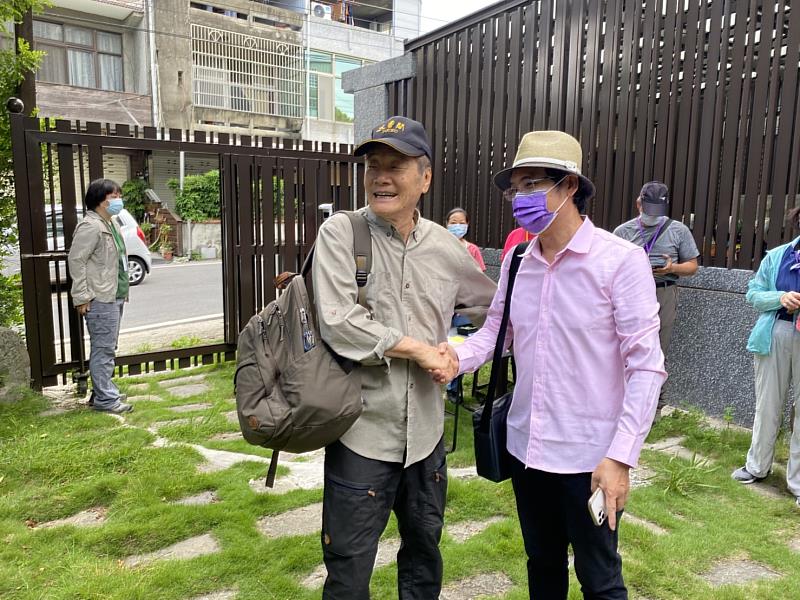 客家公共傳播基金會董事長陳邦畛（右）與徐仁修（左）合影。