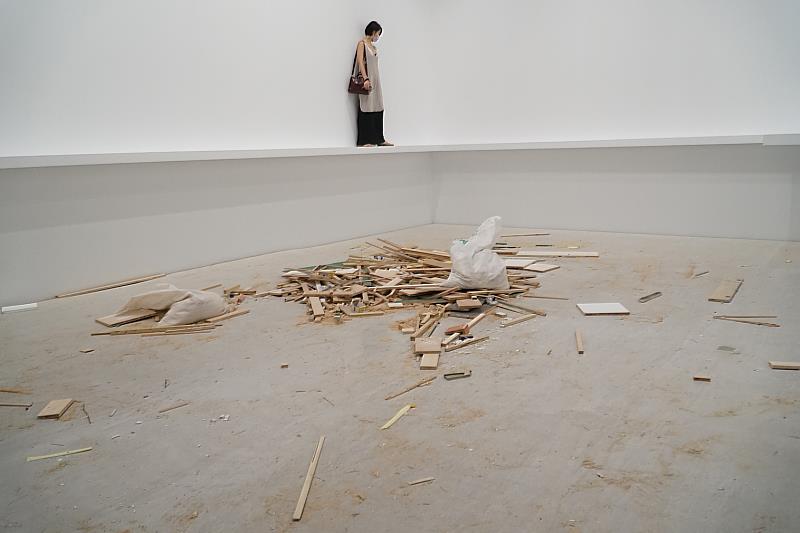 民眾參觀展覽情形，圖為賴志盛作品〈邊境〉_2013_空間裝置__尺寸依場地而定_臺北市立美術館典藏