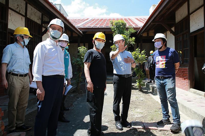 雲門舞集創辦人林懷民（林開泰之長孫）為文化部長李永得、嘉義縣長翁章梁等人導覽「林開泰診療所舊宅」。