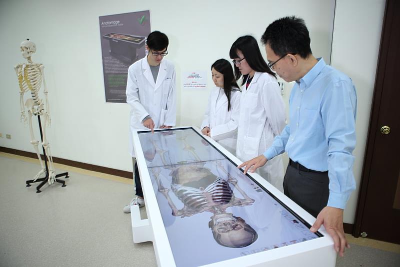 義守大學擁有醫學院優勢，投入資源培育健康醫學與智慧科技跨域人才。(義守大學提供)