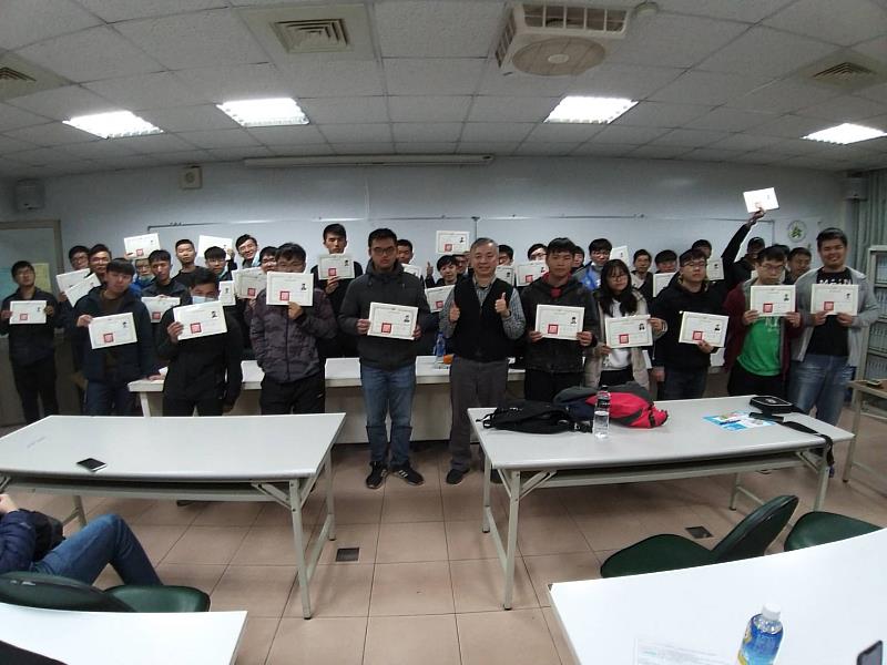崑大電機系執行產業學院計畫，專班學員通過真空技術士證照近7成(2021年1月份照片)