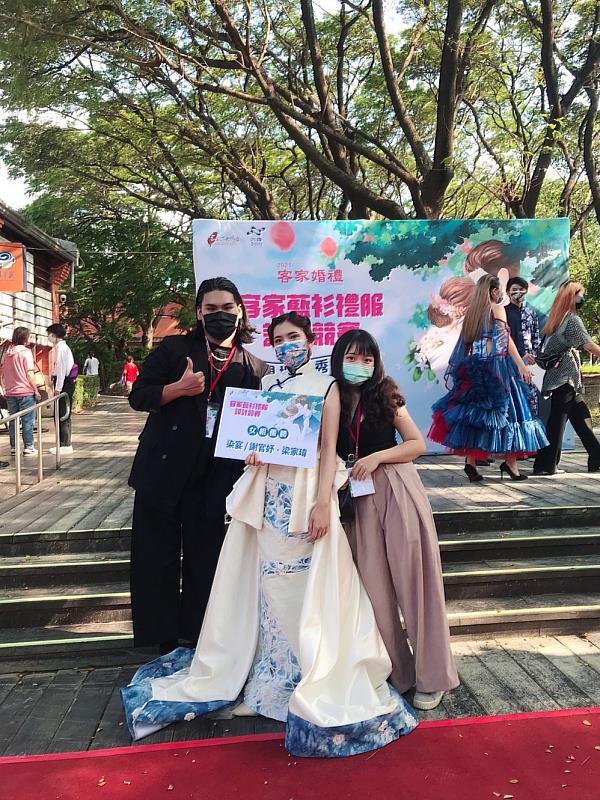 圖說三：謝官妤與梁家瑋二位同學的《染宴》作品