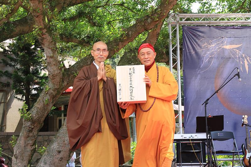 日本相生山德林寺住持高岡秀暢法師（左），致贈珍貴的「尼泊爾百八觀音木刻圖像集」給靈鷲山，由靈鷲山開山大和尚心道法師代表接受。（圖由靈鷲山佛教教團提供）