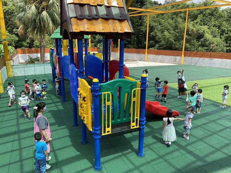 新店及人非營利幼兒園，專為幼童設計戶外廣場。