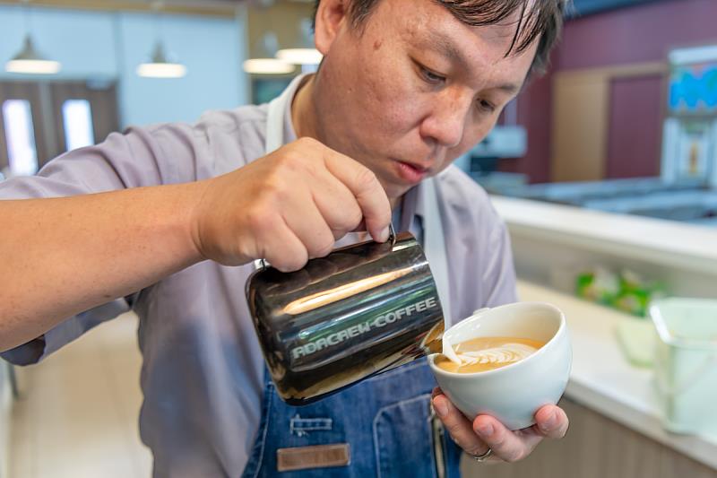 暨大博士生葉俊廷參與澳洲知名咖啡機品牌Breville與台灣喬尼亞咖啡合辦的首屆線上拉花競賽，在200多名參賽選手中拉出藝術經典，榮獲第一。