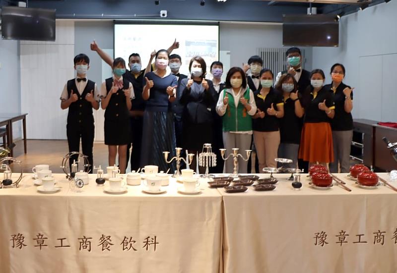 長榮桂冠酒店邵聿德總監(前左四)代表捐贈愛心餐具助力餐飲新星養成