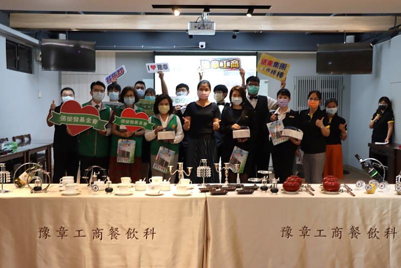 豫章工商馬玉蘭校長(前中)感謝張榮發基金會鍾德美執行長(前左四)、長榮桂冠酒店邵聿德總監(前右四)合力促成此批餐具之捐贈