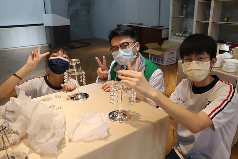 張榮發基金會同仁與豫章工商餐飲科學生一起為長榮桂冠酒店捐贈的餐具開箱