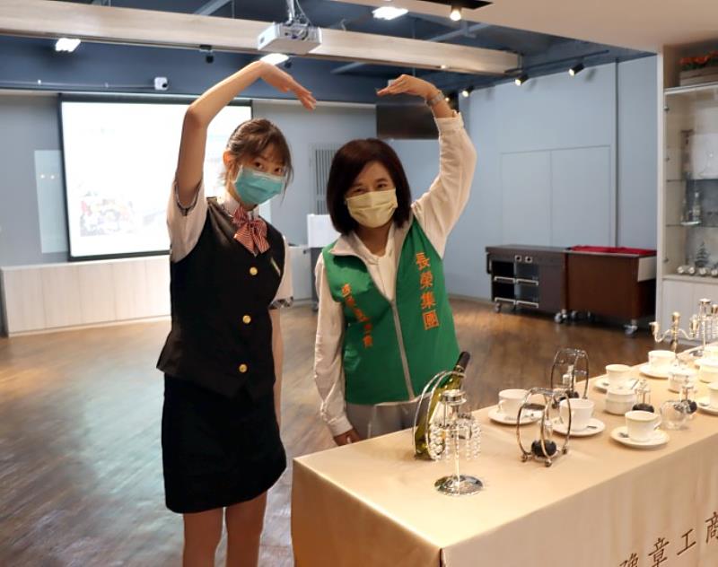 張榮發基金會鍾德美執行長親至現場關懷餐飲科學生的未來規劃