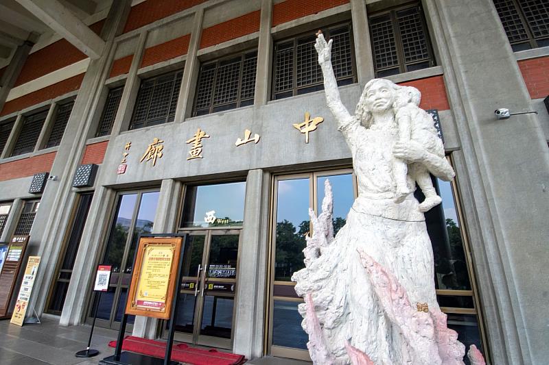 館戶外迴廊展出的〈林靖娟老師紀念像〉