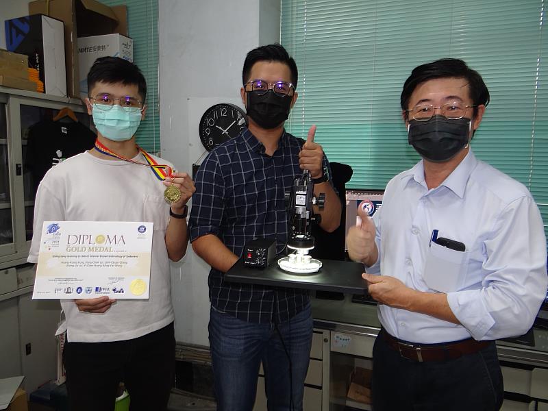 工學院長龔皇光（右起）帶領黃一宸及翁銘言研發的「運用AI人工智慧深度學習檢測扣件內螺紋技術」摘金。