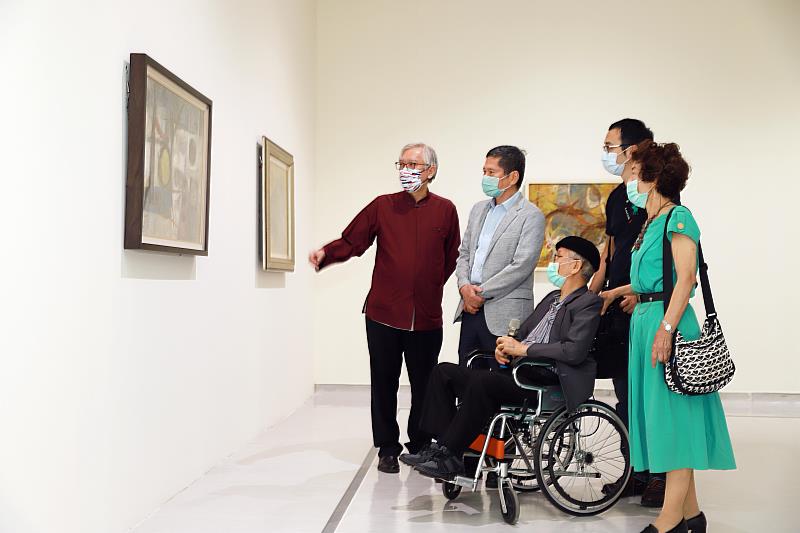 文化部長李永得(左2)在國美館館長梁永斐(左1)陪同下參觀「取色賦形，捨像傳神－陳銀輝90藝術歷程」展覽