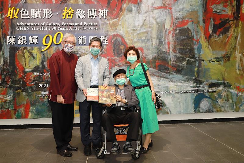 文化部長李永得(左2)、國美館館長梁永斐(左1)與藝術家陳銀輝伉儷合影